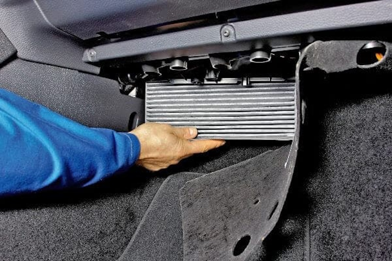 міняти салонний фільтр автомобіля