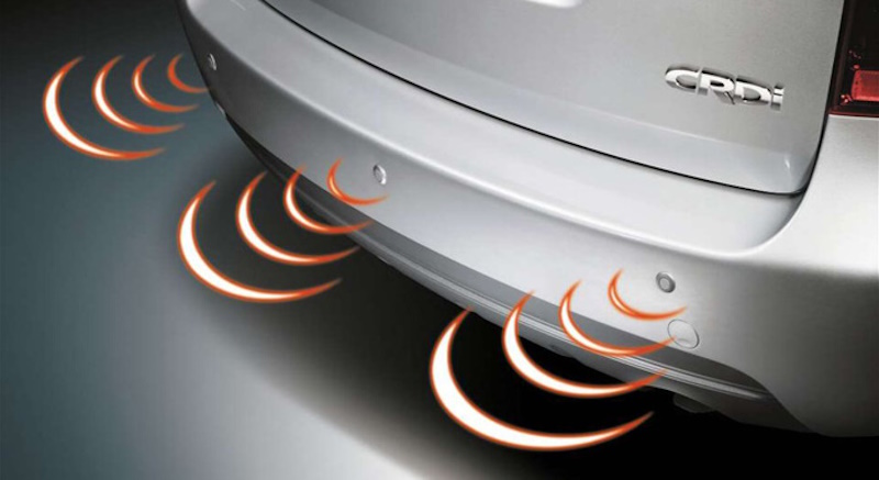 Автомобиль с парктроником, который сканирует пространство при парковке среди других машин